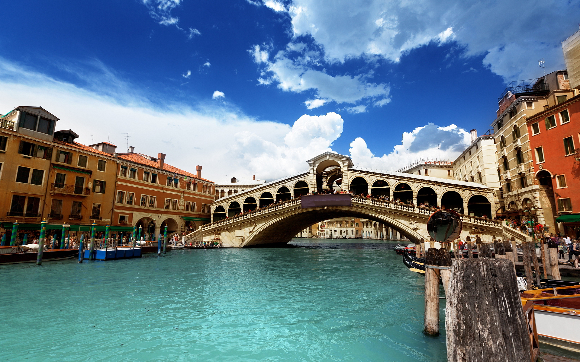 Si butta dal ponte di Rialto e finisce su un taxi, marinaio in rianimazione all'ospedale di Venezia