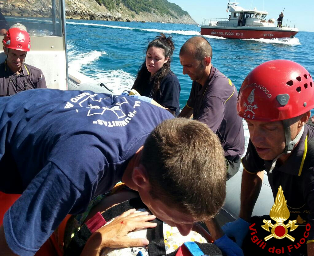 Donna precipita dagli scogli a Tellaro: ferita alla testa, soccorsa via mare