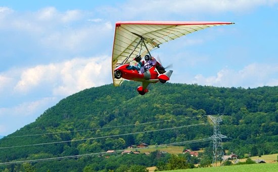 Finisce sulla cima di un albero con il suo velivolo, pilota illeso 