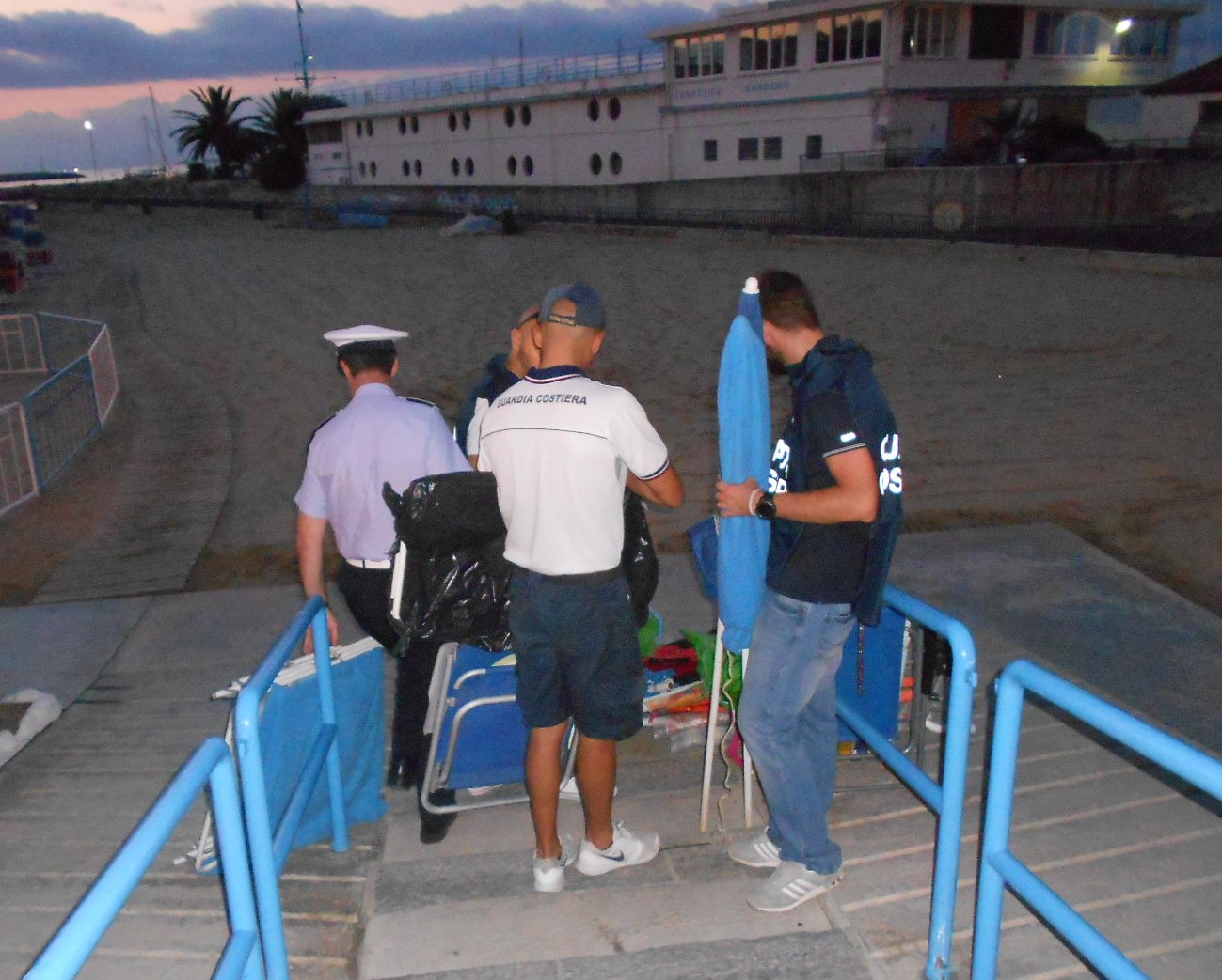 Blitz contro i 'furbetti dell'ombrellone', maxi sequestro sulla spiaggia di Sanremo