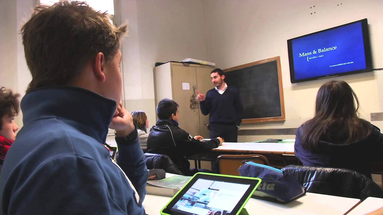 Preso il ladro seriale delle scuole genovesi: a casa sua computer, tablet e telefoni