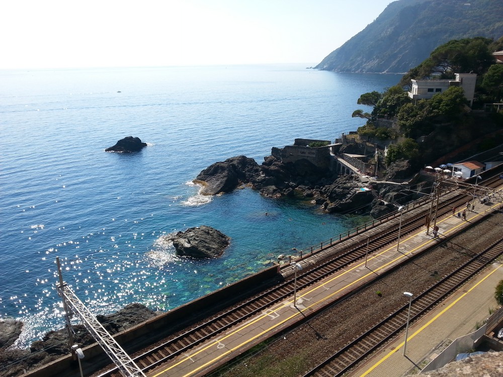 Scappa da una clinica psichiatrica, blocca la linea ferroviaria e ruba un motorino