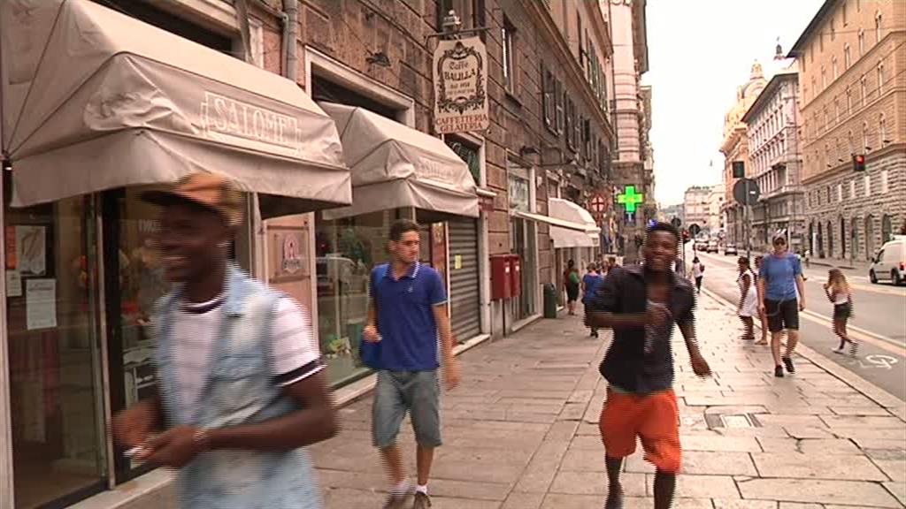 Migranti in via Venti, genovesi divisi: 