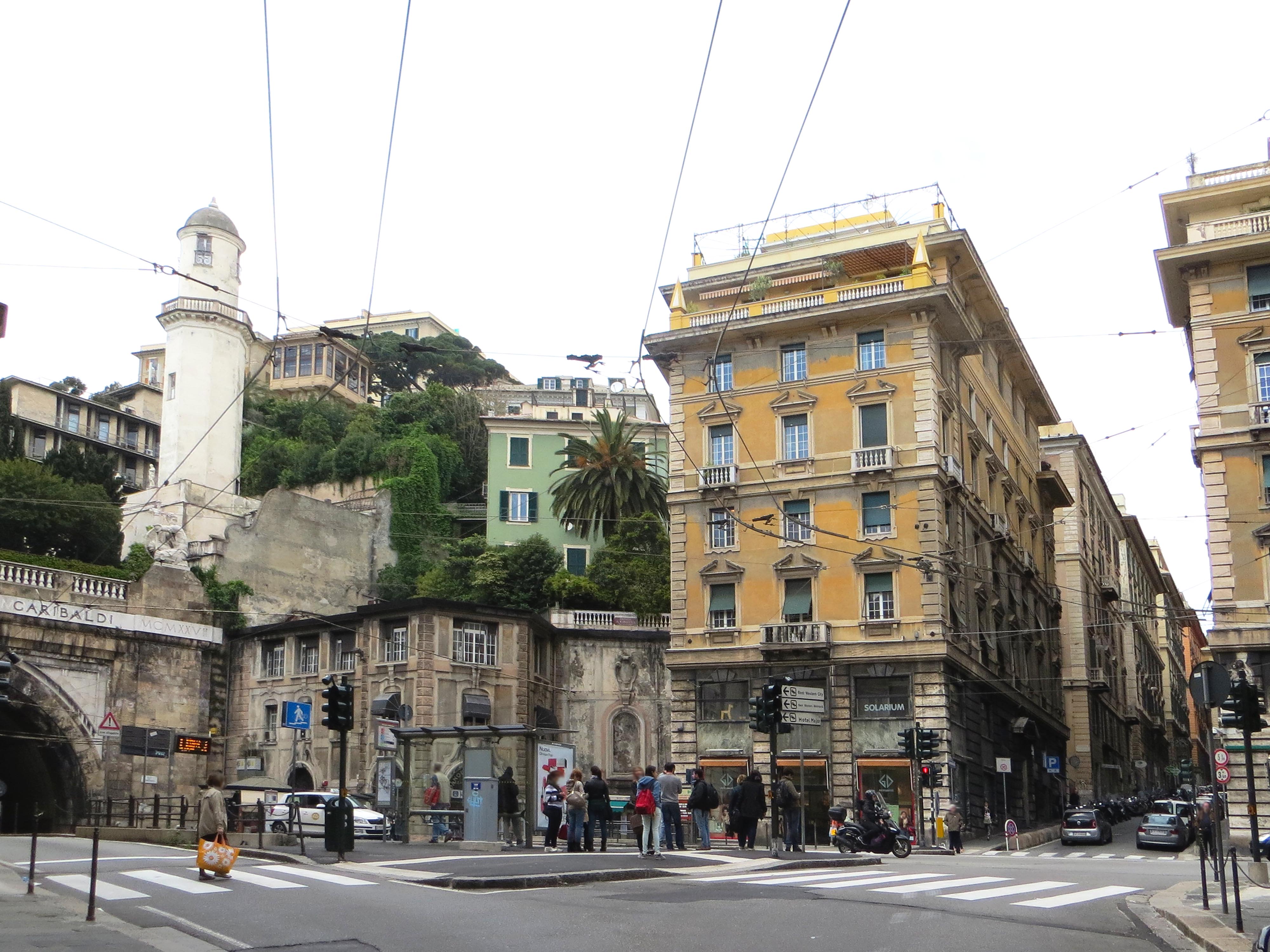 Rallentamenti e disagi per gasolio sull'asfalto nella zona di Piazza Portello