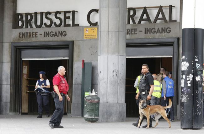 Tenta di pugnalare diverse persone in una galleria commerciale, fermata dalla polizia