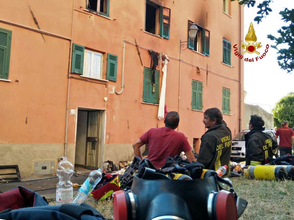 Casa in fiamme a Savona, una donna intossicata