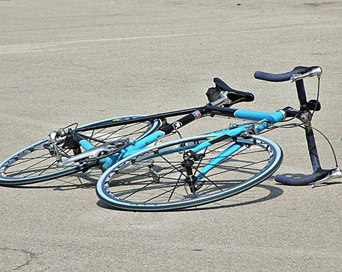 Cade dalla bicicletta per un malore e viene investito, 65enne in gravi condizioni al San Paolo