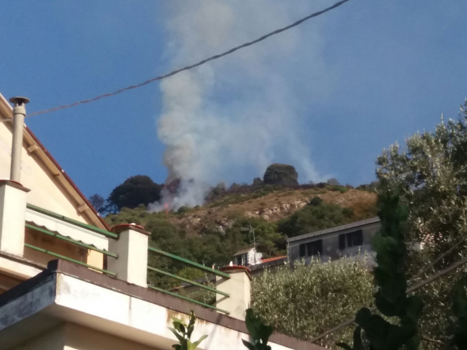 Incendi sulle alture di Genova, c'è un primo indagato