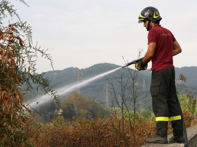 Incendio a Bolzaneto, rogo sotto controllo 