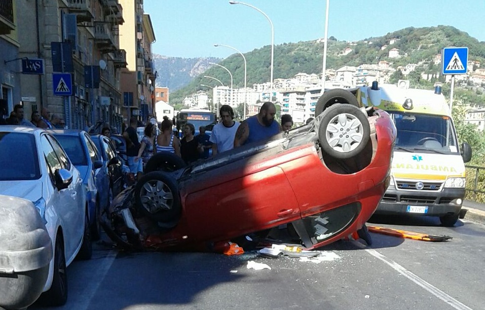 Incidente a Molassana, auto si ribalta in via Piacenza: un ferito, traffico in tilt