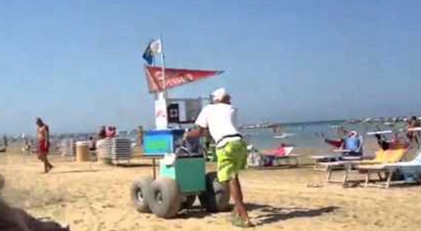 Liti e minacce fra venditori cocco, spuntano i coltelli sulla spiaggia