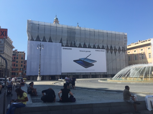 Maxi pubblicità su piazza De Ferrari, la Regione: 