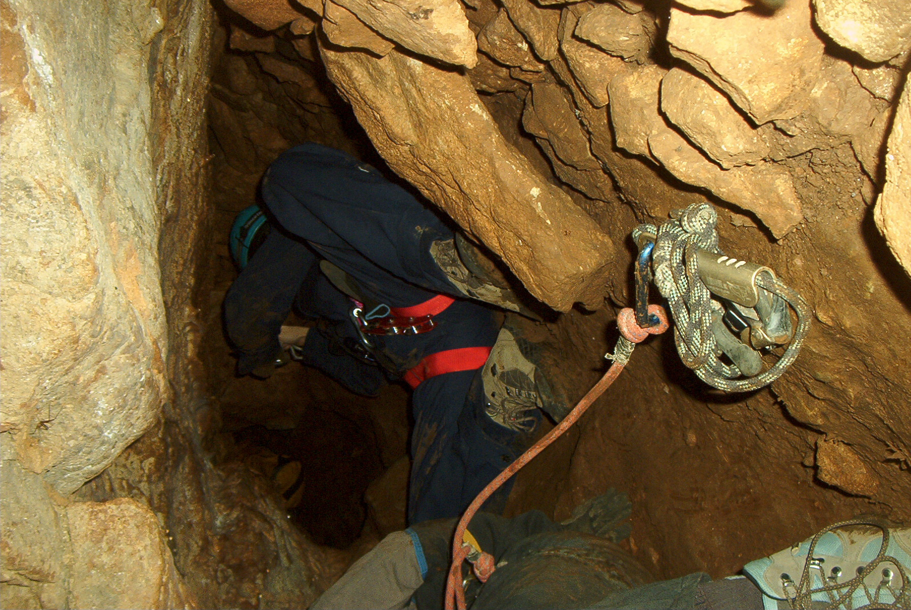 Speleologo bloccato in una grotta a trenta metri di profondità 