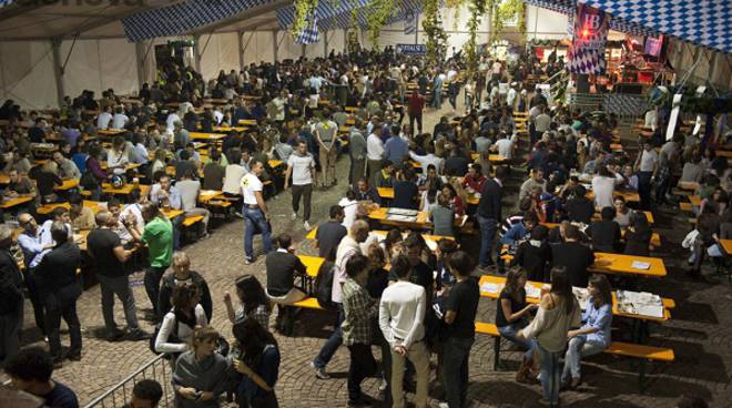 Birra, cibo, tradizioni e musica dal vivo: in piazza della Vittoria torna l'Oktoberfest