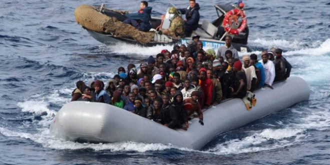 Migranti, quindici vittime in un naufragio: corpi recuperati nel Canale di Sicilia 