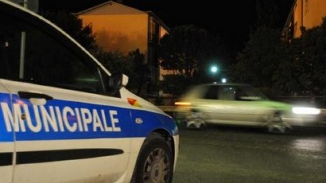 Emergenza parto in mezzo alla strada, la Municipale fa da scorta e salva il bimbo