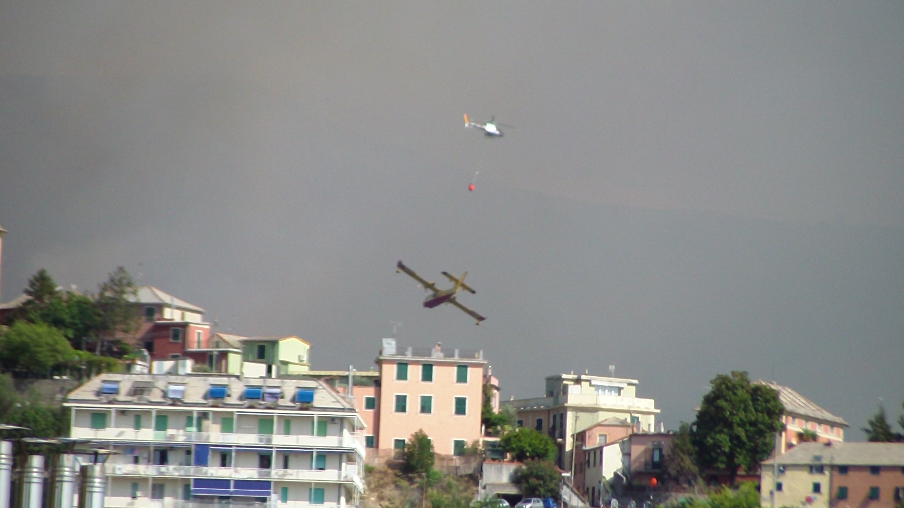 Genova, spento l'incendio tra il monte Fasce e il monte Moro. Rientrati in casa i tre sfollati