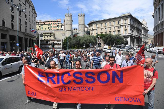 Ericsson, nuova protesta a Genova: in piazza anche figli, mogli e mariti