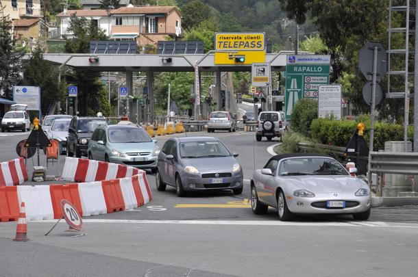 Incidente in rotatoria a Rapallo, un motociclista perde il piede