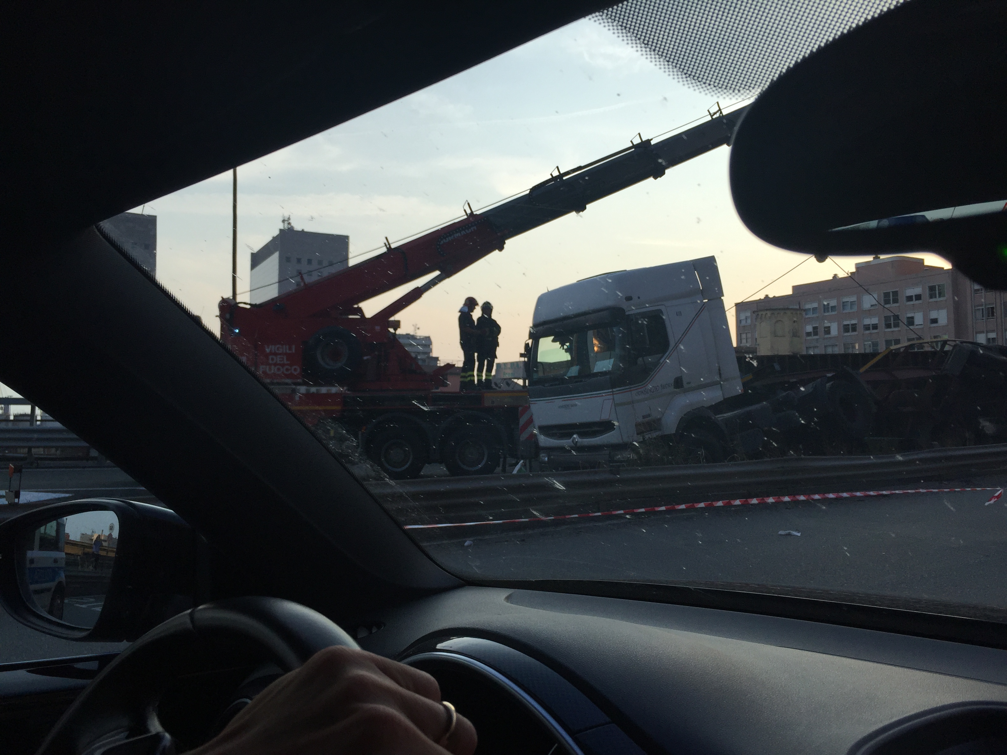 Camion si ribalta sull'elicoidale, disagi al traffico a Genova 