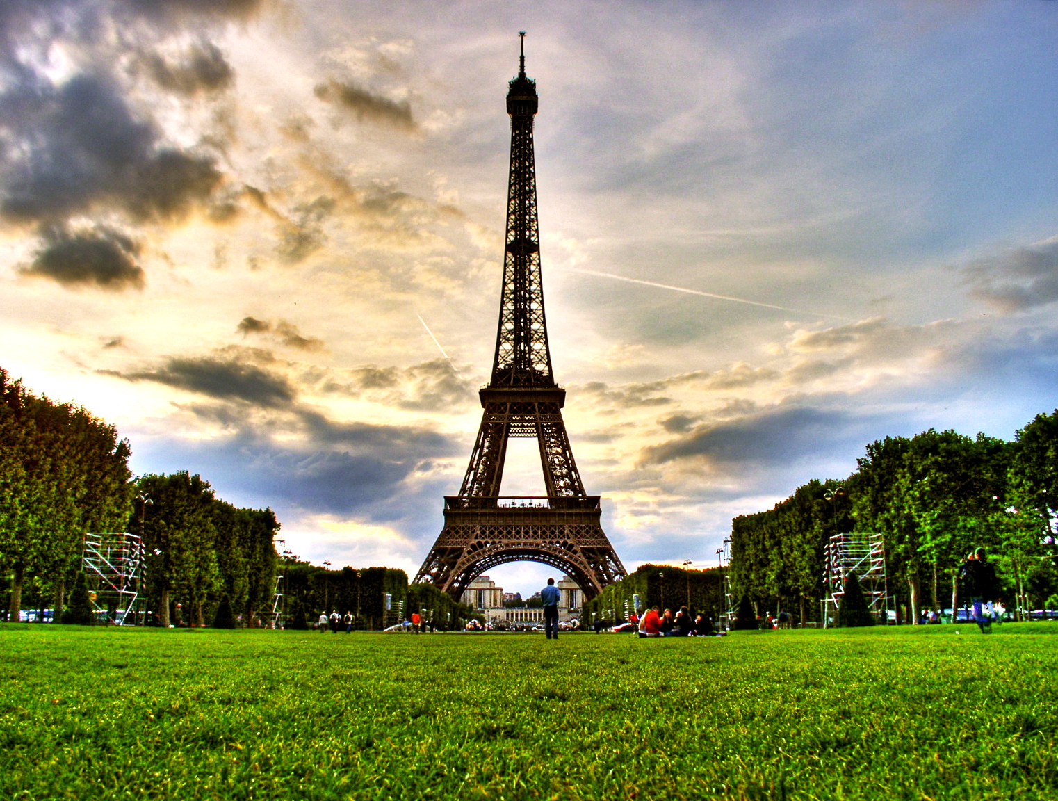 Attirata su Facebook, violentata ai piedi della Tour Eiffel