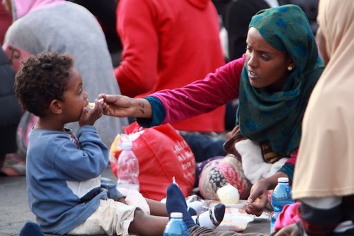 Migranti al confine, famiglie spezzate: in chiesa decine di donne e bambini