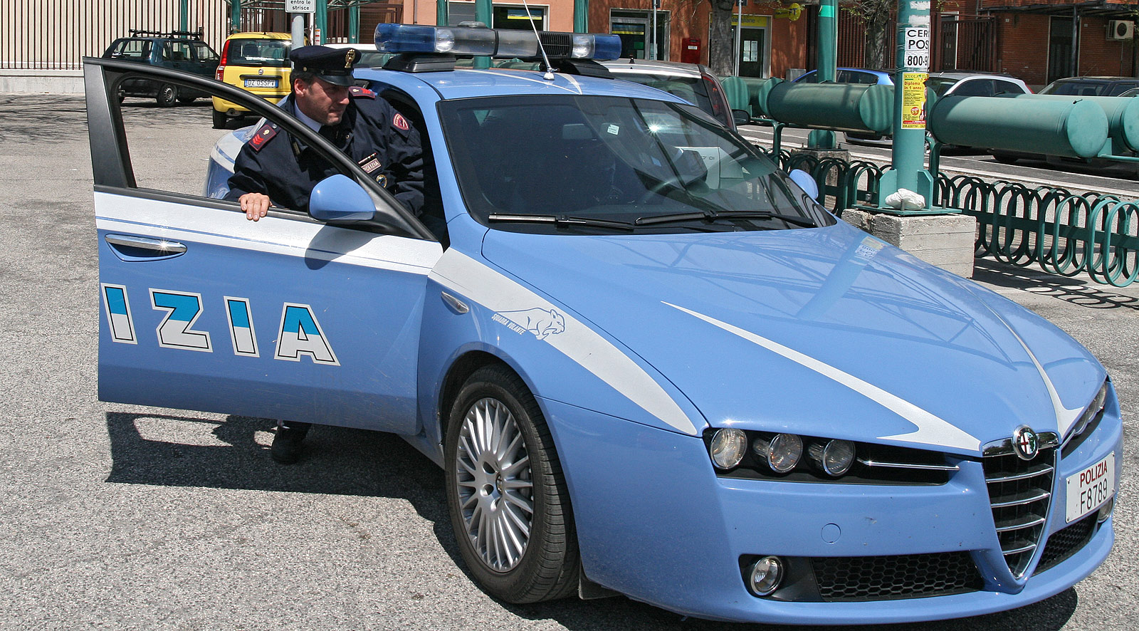 Stalker prende a schiaffi l'ex compagna, poi si ripresenta: arrestato dalla polizia