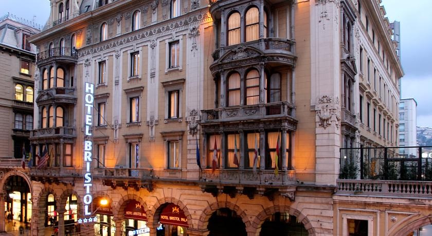 Protesta davanti all'hotel Bristol: 