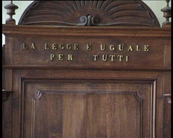 Vigile 'furbetto' sospeso dal giudice, timbrava poi andava in 'Croce'