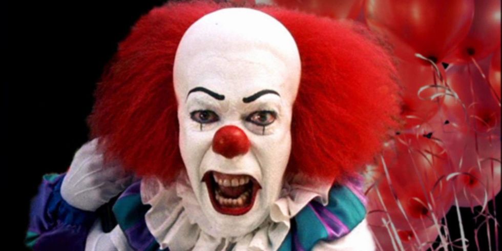 Tenta di rapinare una ragazza di 16 anni vestito da clown, poi fugge