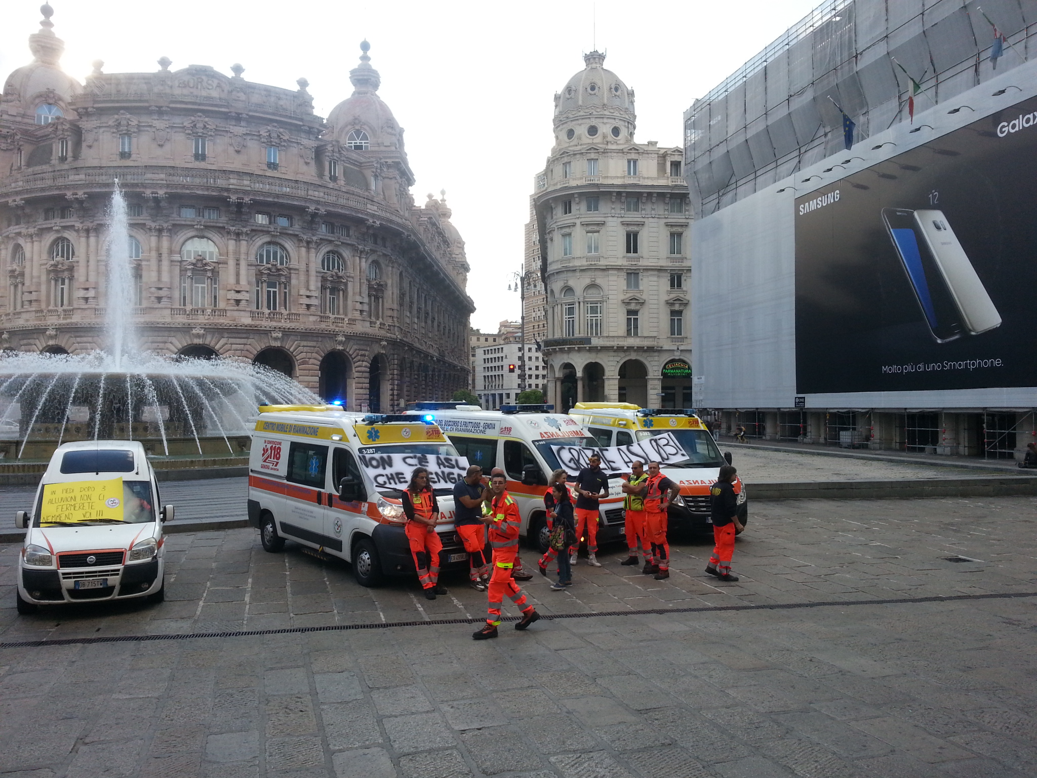 Corteo di 15 ambulanze nel centro: presidio sotto la sede della Regione