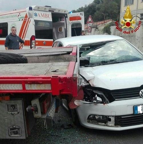 Un'auto si incastra sotto un rimorchio a La Spezia