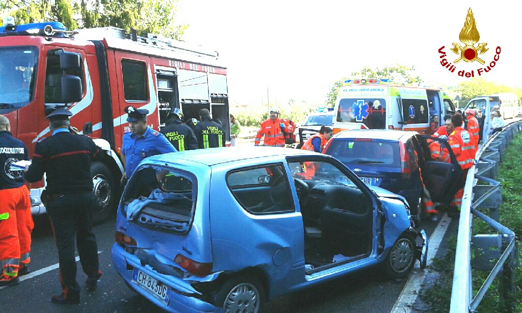 Tamponamento tra 3 auto a Ressora, un uomo estratto dai pompieri 