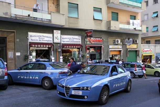 Sampierdarena, tre rapine in 45 minuti: traditi da una felpa della Sampdoria