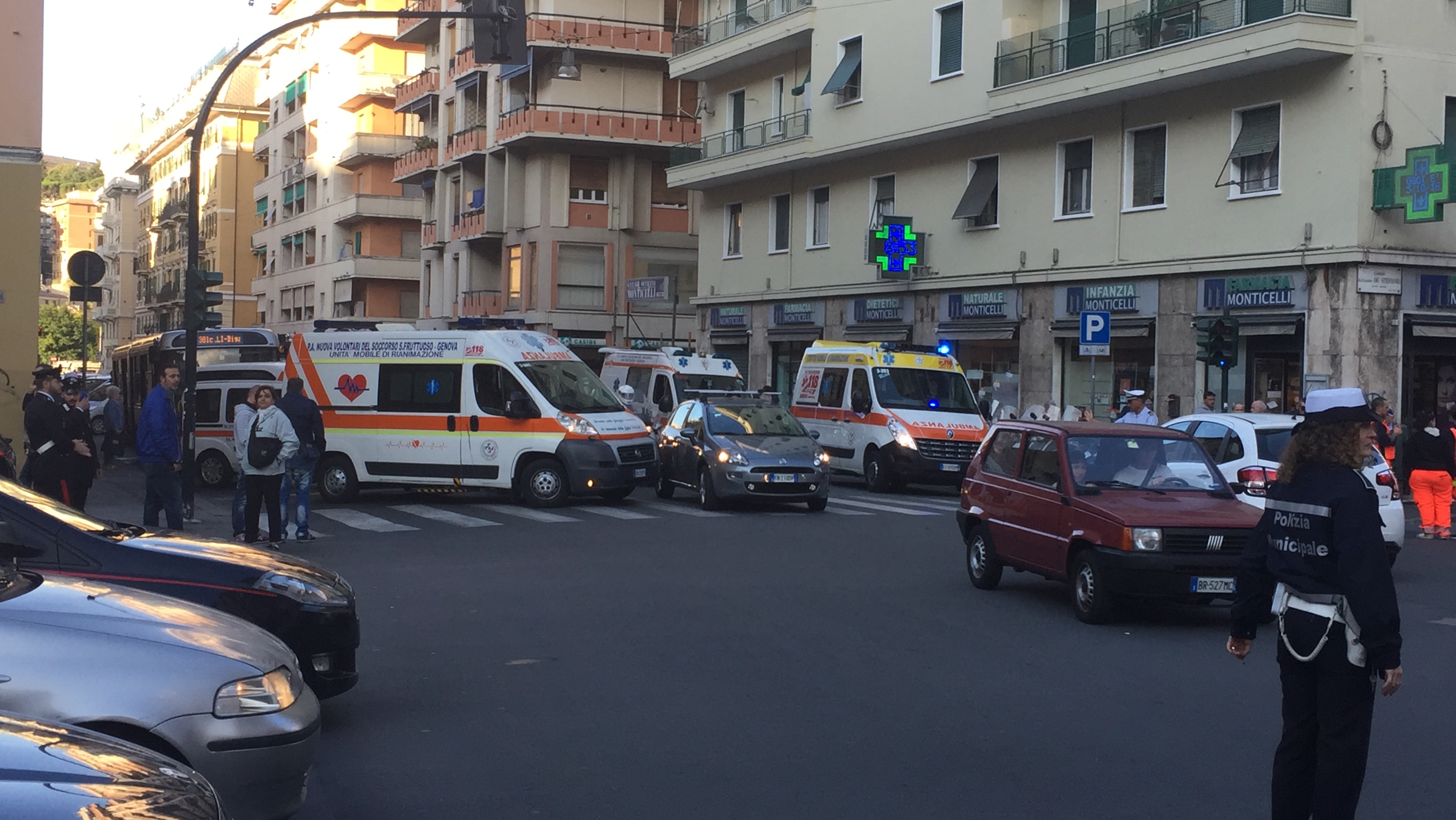 Ambulanze bloccate e nessuna risposta: la 'Nuova San Fruttuoso' torna in piazza