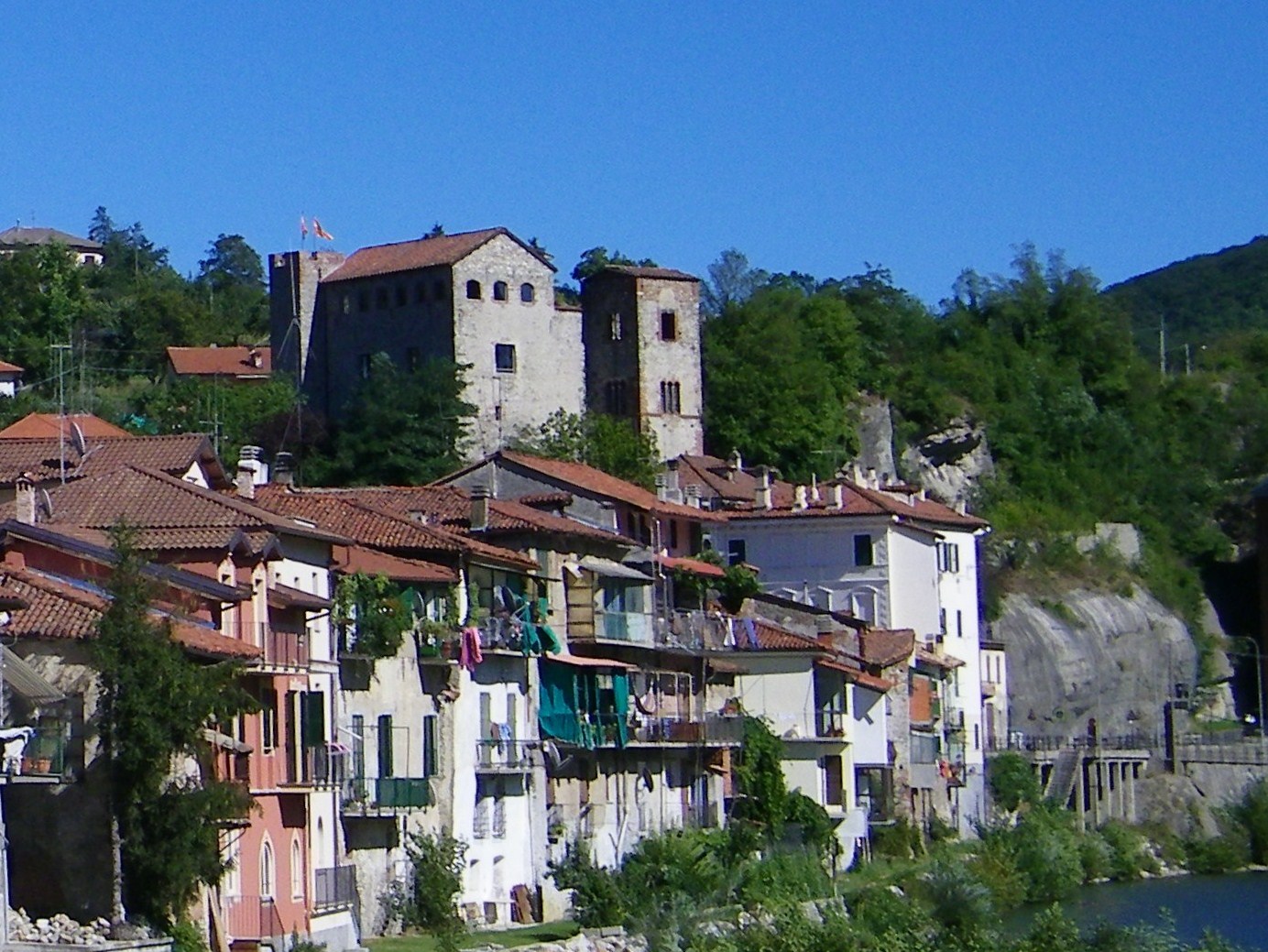 Incendio in villa a Millesimo, intossicato il proprietario