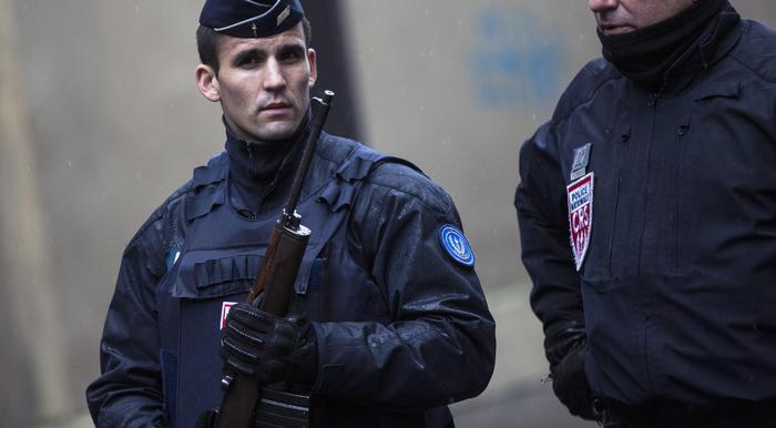 Molotov su 2 agenti a Parigi, gravissimi