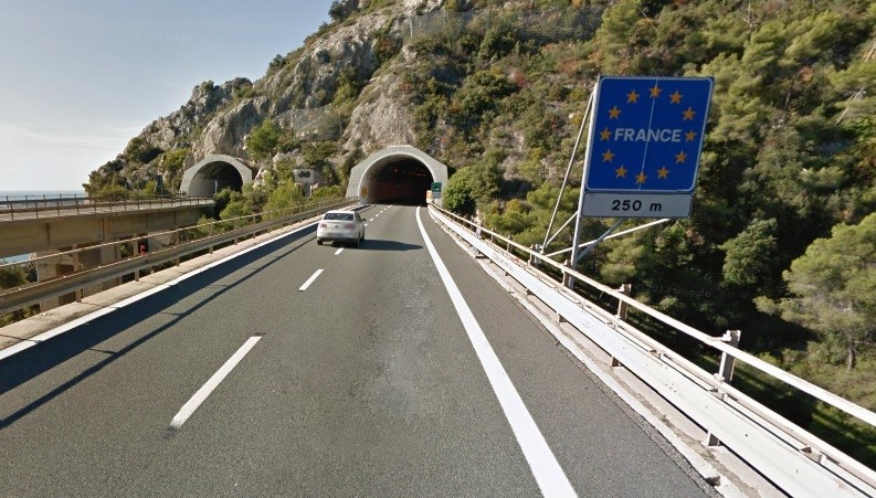 Dall'autostrada fino ai sentieri della morte: la via dei migranti sognando la Francia