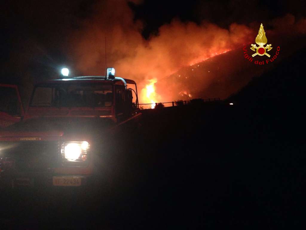 Vasto incendio nella notte in via Salvemini sulle alture di Pra'