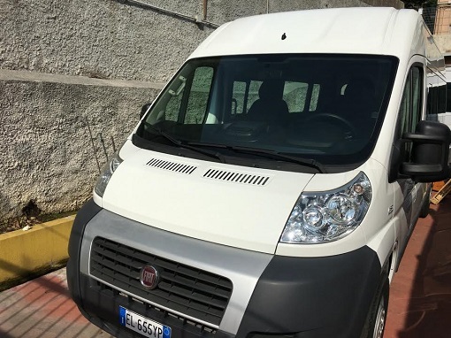 I rotariani regalano un nuovo bus per i bambini autistici 