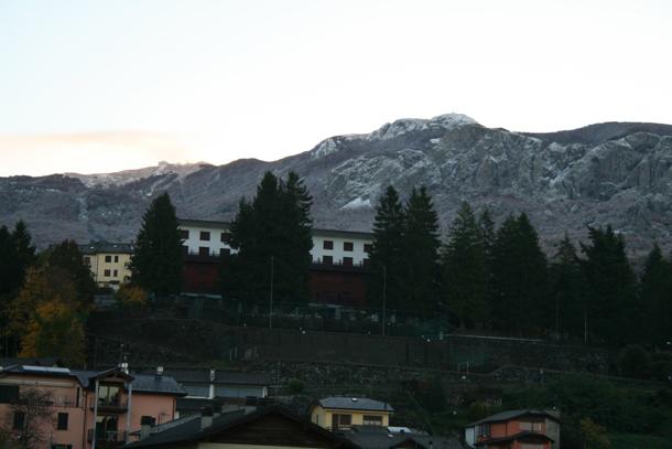 Prima neve a Santo Stefano d'Aveto, sulla costa burrasca e mareggiate