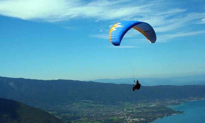 Due parapendio si scontrano e si trascinano per 20 metri, tragedia sfiorata a Bergeggi