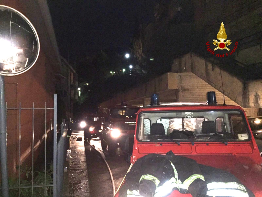 Fiamme in via Tanini, evacuato temporaneamente palazzo