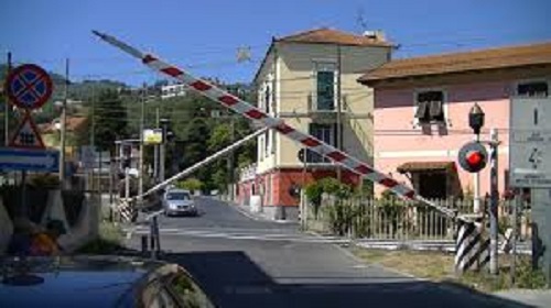 Camion rimane bloccato al passaggio a livello, treni fermi per oltre un'ora 