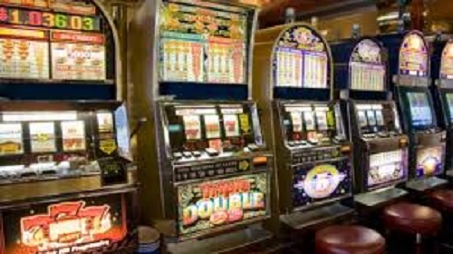 Sestri Ponente, in due rapinano 17 mila euro in una sala slot 