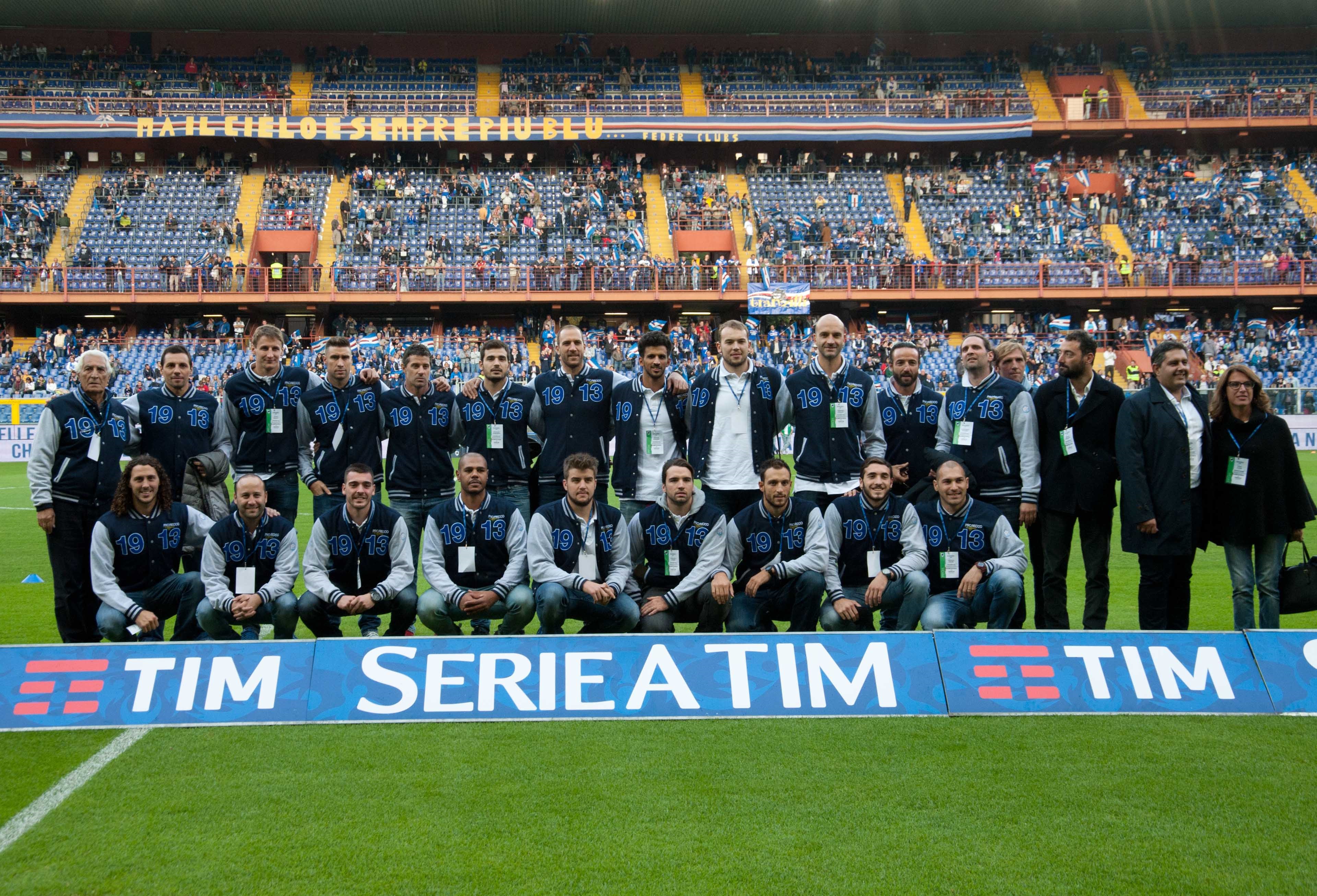 La Pro Recco pallanuoto premiata prima del derby: 