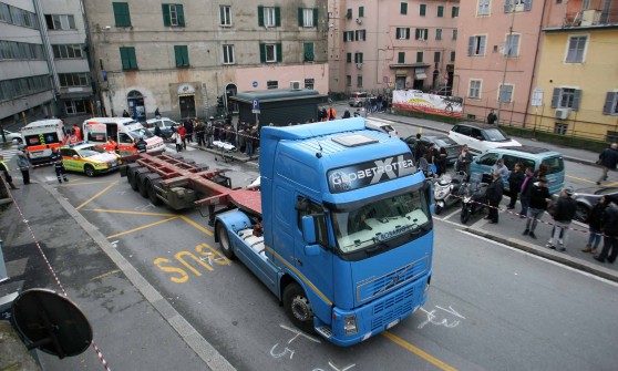 Studente travolto da un tir in via Borzoli, la madre annuncia lo sciopero della fame