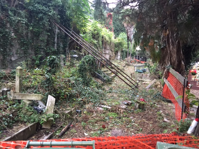 Buche, muschio sull'asfalto e aree chiuse: benvenuti al cimitero di Rivarolo