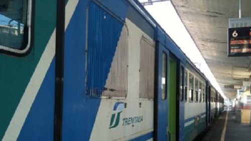 Studente aggredito su un treno regionale, è caccia a due malviventi