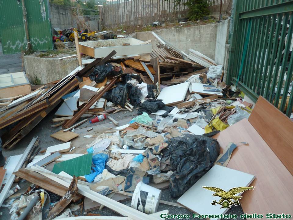 Cinesi abbandonano rifiuti in Valbisagno, discarica abusiva scoperta dalla Forestale